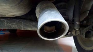 Knalpot Mobil Mengeluarkan Air dan Asap, Apakah Normal?