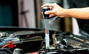 mengisi air aki mobil