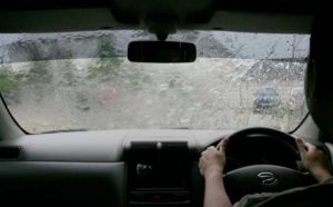 6 Tips Aman Berkendara Saat Musim Hujan