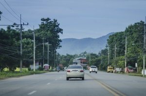 Tips Aman Berkendara Saat Melewati Jalan Sepi Menggunakan Mobil