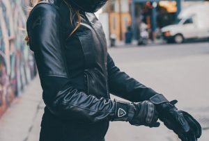 Tips & Trik: Mencegah Tangan Belang Setelah Naik Sepeda Motor