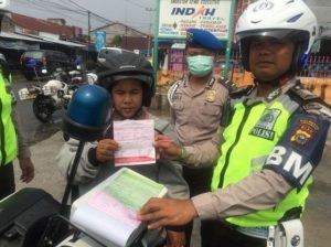 Apa Perbedaan Surat Tilang Warna Biru dan Merah?