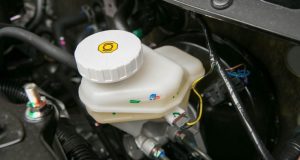 5 Cara Mengganti Minyak Rem Mobil