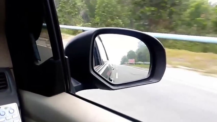 Mengatur Posisi Ideal Spion Mobil