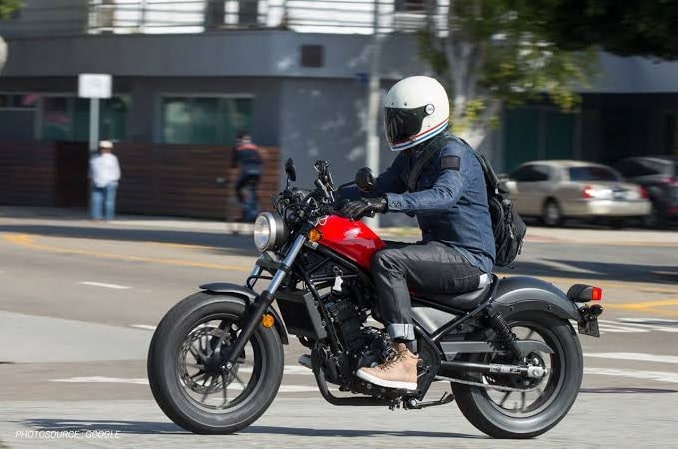 Berkendara Dengan Sepeda Motor