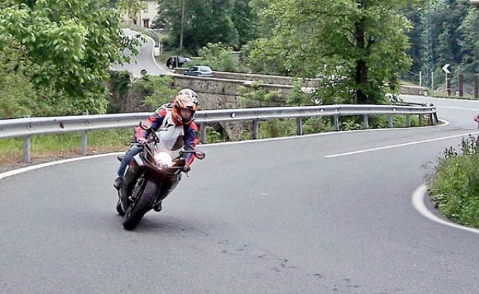 Berkendara Dengan Sepeda Motor