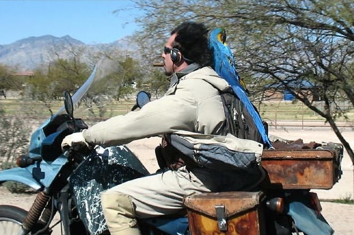 Mengendarai Motor Sambil Mendengarkan Musik