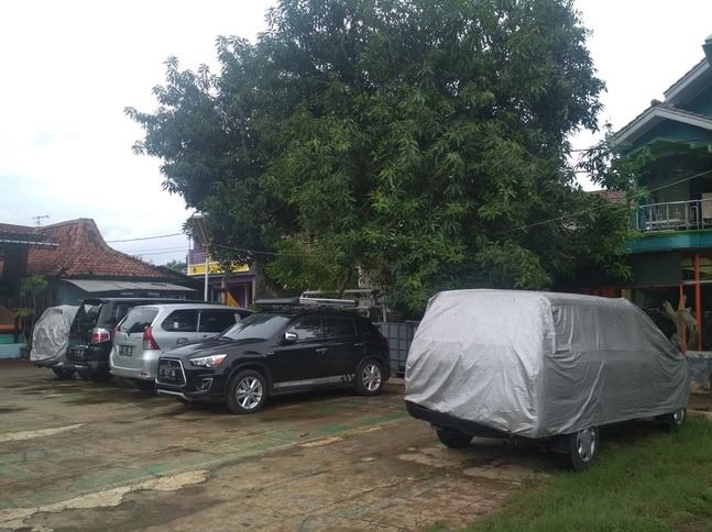 Merawat Mobil Yang Sering Parkir Tanpa Garasi