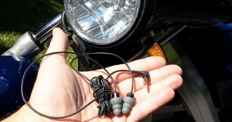 Mengendarai Motor Sambil Mendengarkan Musik