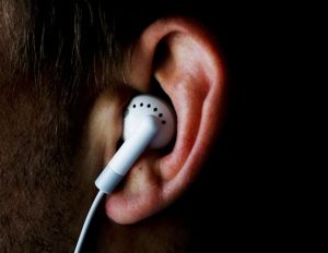 Hindarai Mengendarai Motor Sambil Mendengarkan Musik!