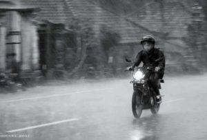 Aman Berkendara Sepeda Motor Saat Hujan
