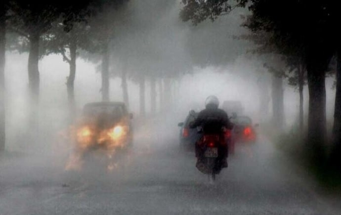 Berkendara Sepeda Motor Saat Hujan