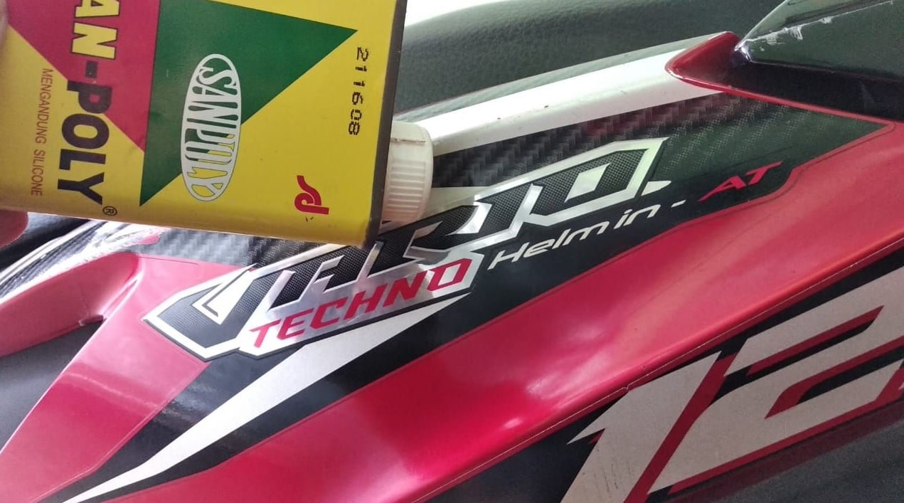 Melepas Stiker Motor