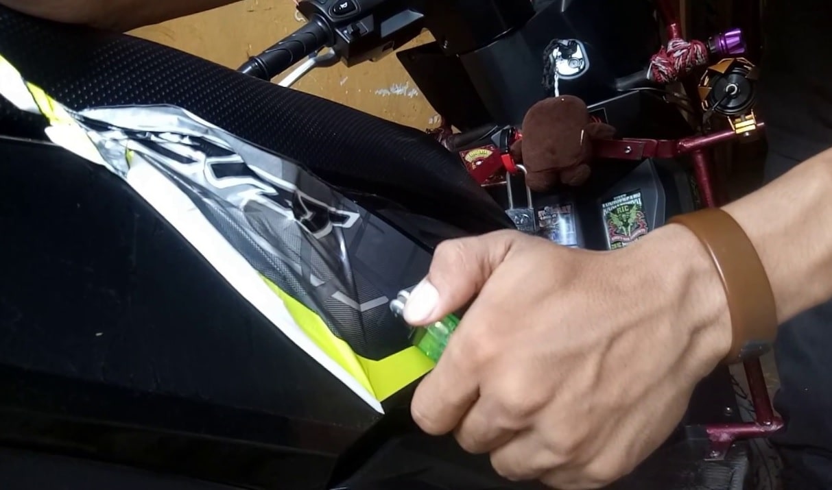 Melepas Stiker Motor