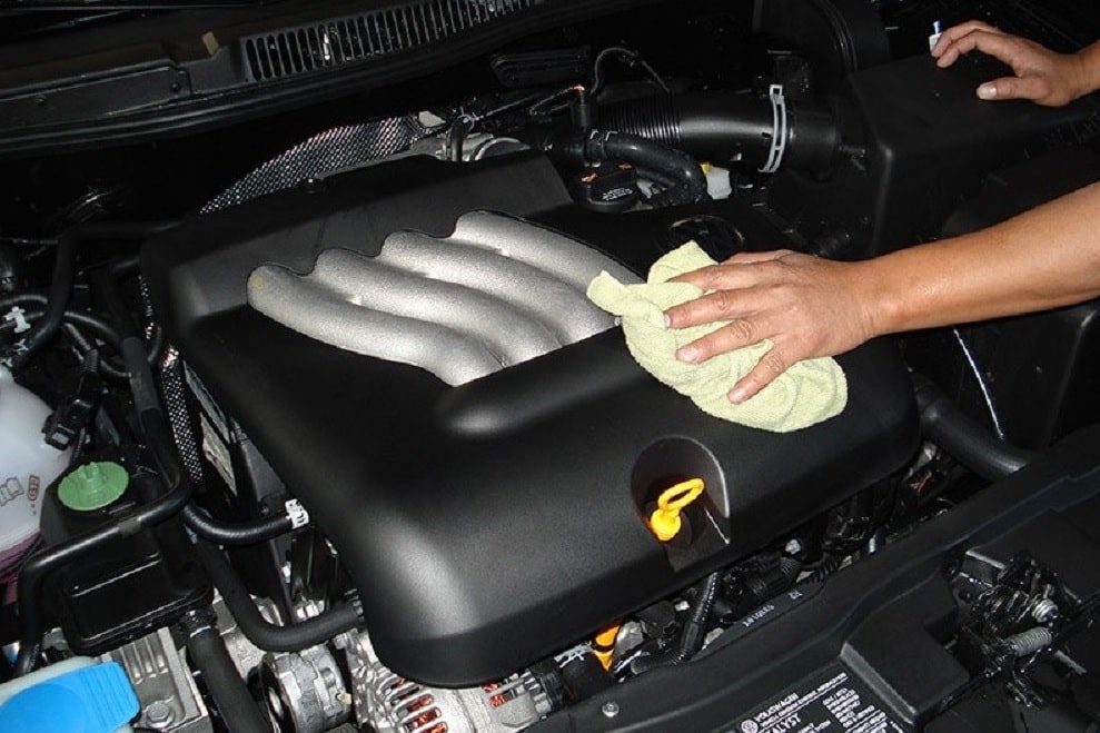 Membersihkan Mesin Mobil