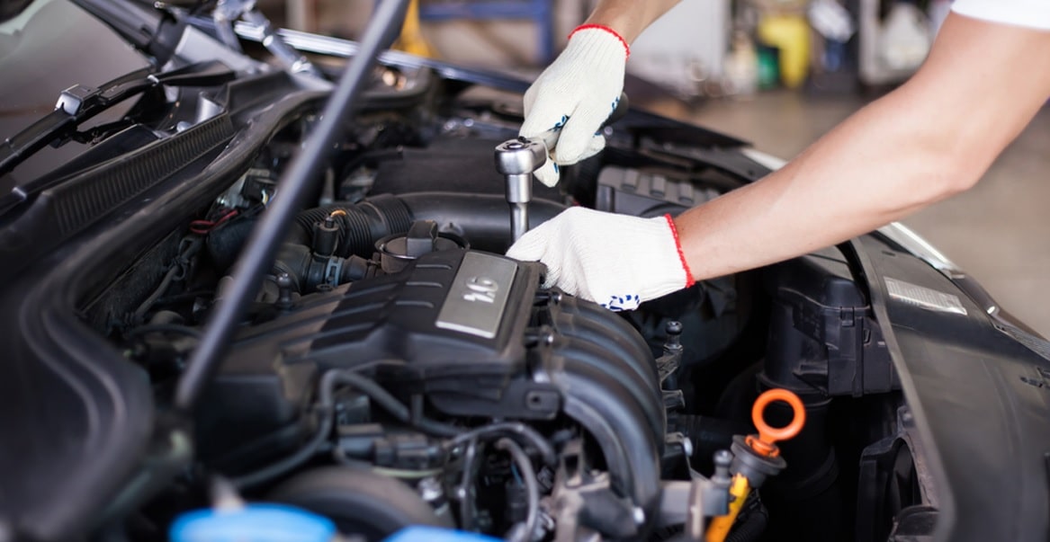 Membersihkan Mesin Mobil