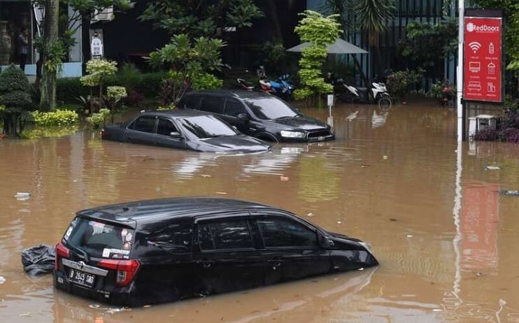 Mobil Terendam Banjir