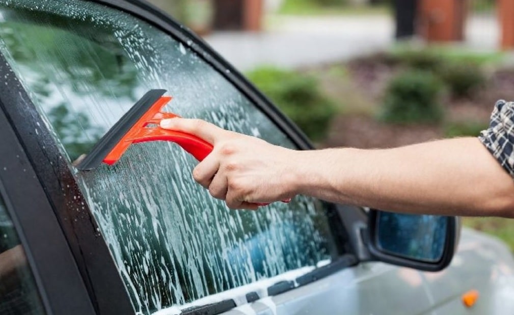 Memilih Pembersih Kaca Mobil (Sumber Gambar: Google)