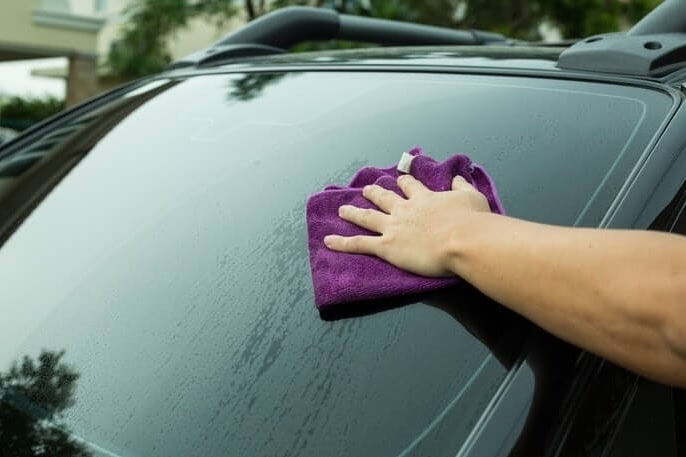 Memilih Pembersih Kaca Mobil