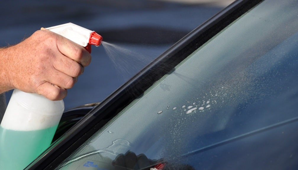 Memilih Pembersih Kaca Mobil