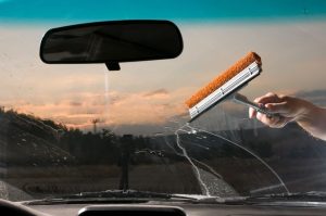Tips Memilih Pembersih Kaca Mobil Yang Bagus dan Aman!