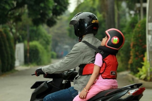 Anak Dibonceng dengan Motor