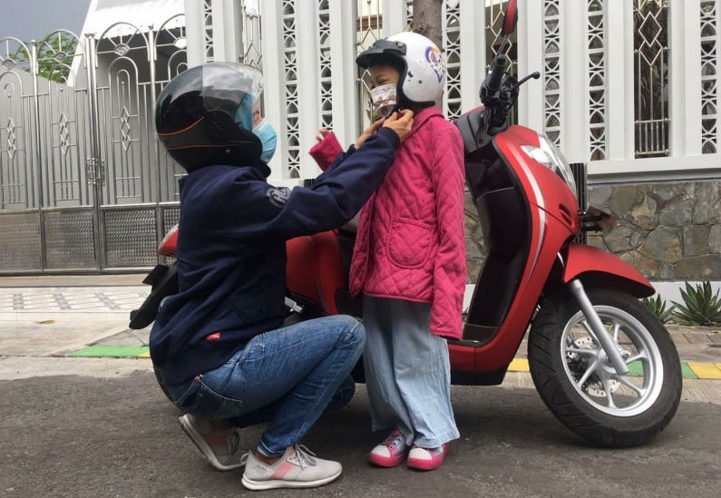 Anak Dibonceng dengan Motor