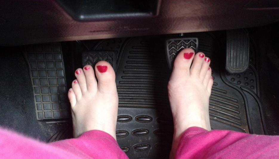 Awas! Dampak Bahaya Menyetir Tanpa Alas Kaki