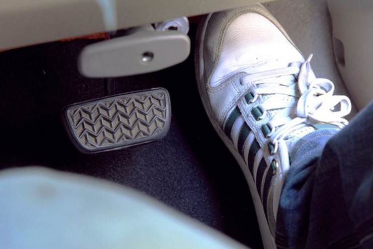 Awas! Dampak Bahaya Menyetir Tanpa Alas Kaki