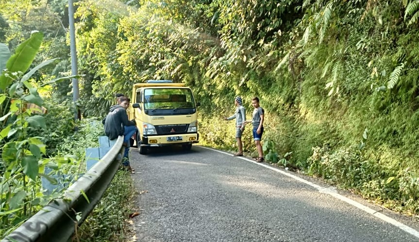 Mengemudi Di Jalan Sempit