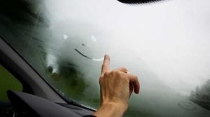 Kaca Mobil Berembun: Apa Yang Harus Dilakukan?