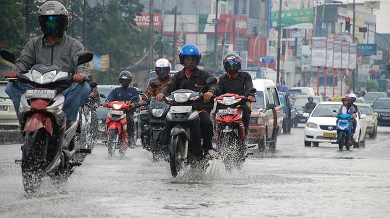 Naik Motor Saat Hujan
