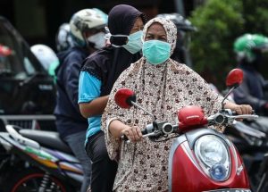 4 Tips Aman Naik Motor Bagi Wanita Berhijab