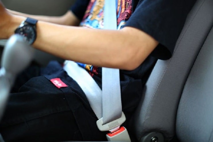 Memakai Sabuk Pengaman Mobil