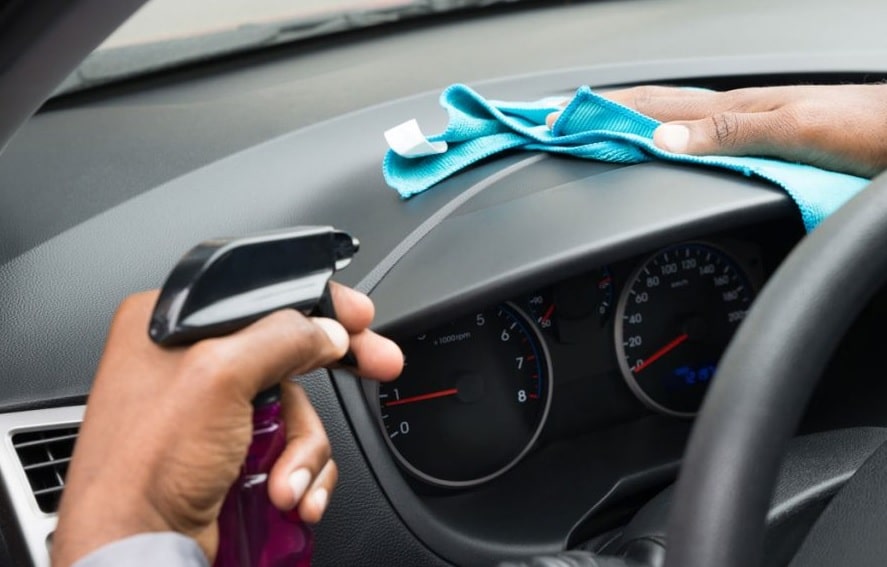 Merawat Dashboard Mobil