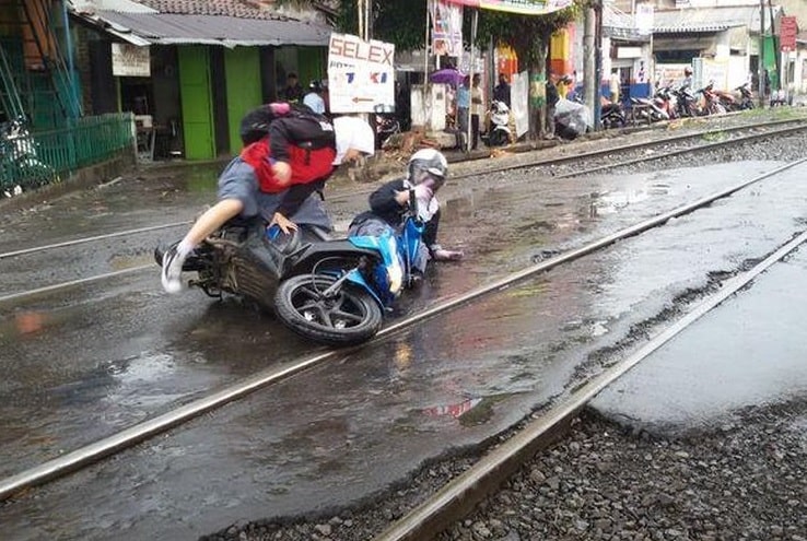 Berkendara Melewati Rel Kereta Api