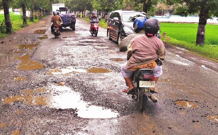 Melewati Jalan Berlubang