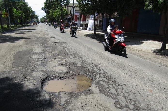 Melewati Jalan Berlubang