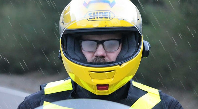 berkendara saat hujan bagi pemotor berkacamata