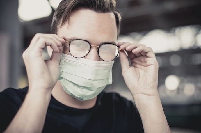 Berkendara Saat Hujan Bagi Pemotor Berkacamata