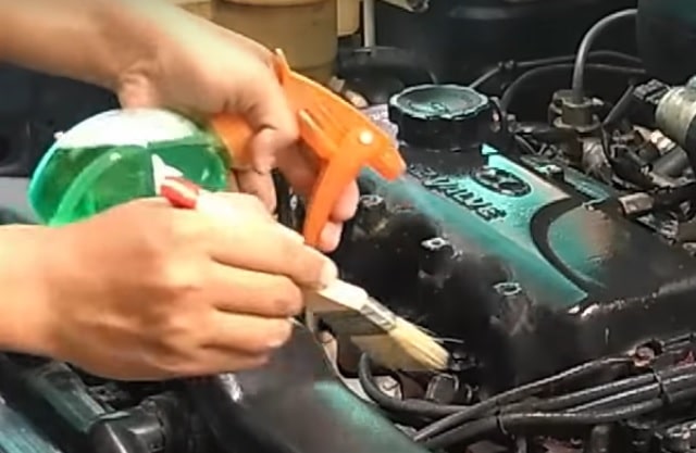 Membersihkan Mesin Mobil