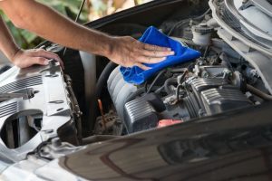 Membersihkan Mesin Mobil: Bagaimana Cara yang Benar?