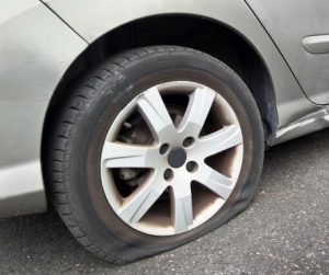 4 Penyebab Pecah Ban Mobil Saat Berkendara