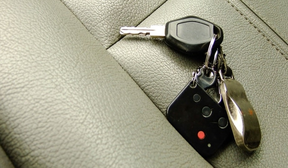 Pintu Mobil Terkunci Dari Dalam